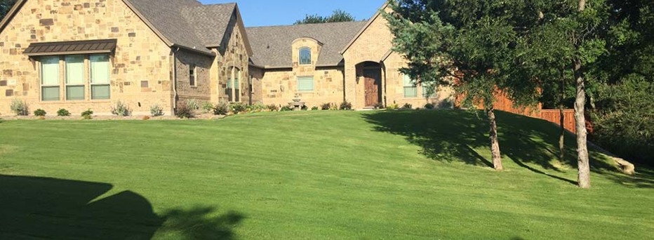 Lush, green lawn with regular fertilization in Saginaw, TX.